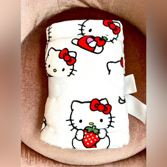 Hello Kitty 2 piece Hand Towel Set NWT - Picture 2 of 4